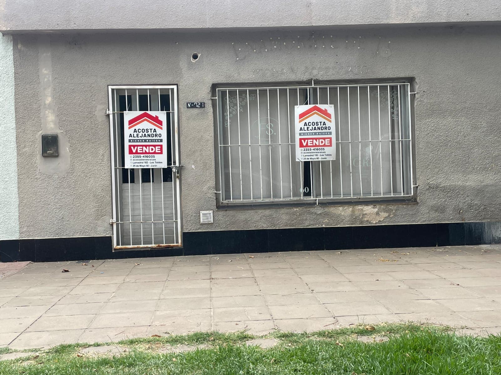 Dos Locales Comerciales en Manuela Molina y Rawson